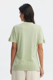Polera mujer casual verde olivo lisa de manga corta y cuello en V ideal para un look relajado y cómodo