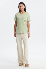 Polera mujer casual verde olivo lisa de manga corta y cuello en V ideal para un look relajado y cómodo