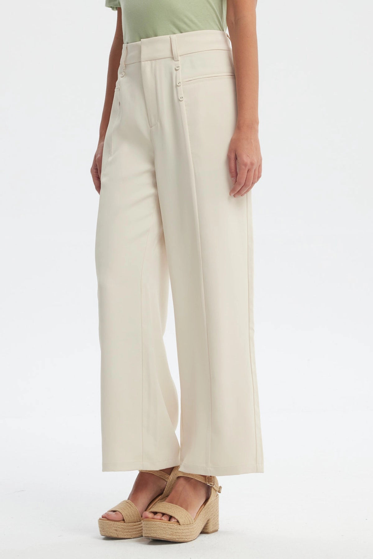 Pantalón recto beige claro para mujer con cintura elástica y detalles de botones en el frente diseño liso elegante