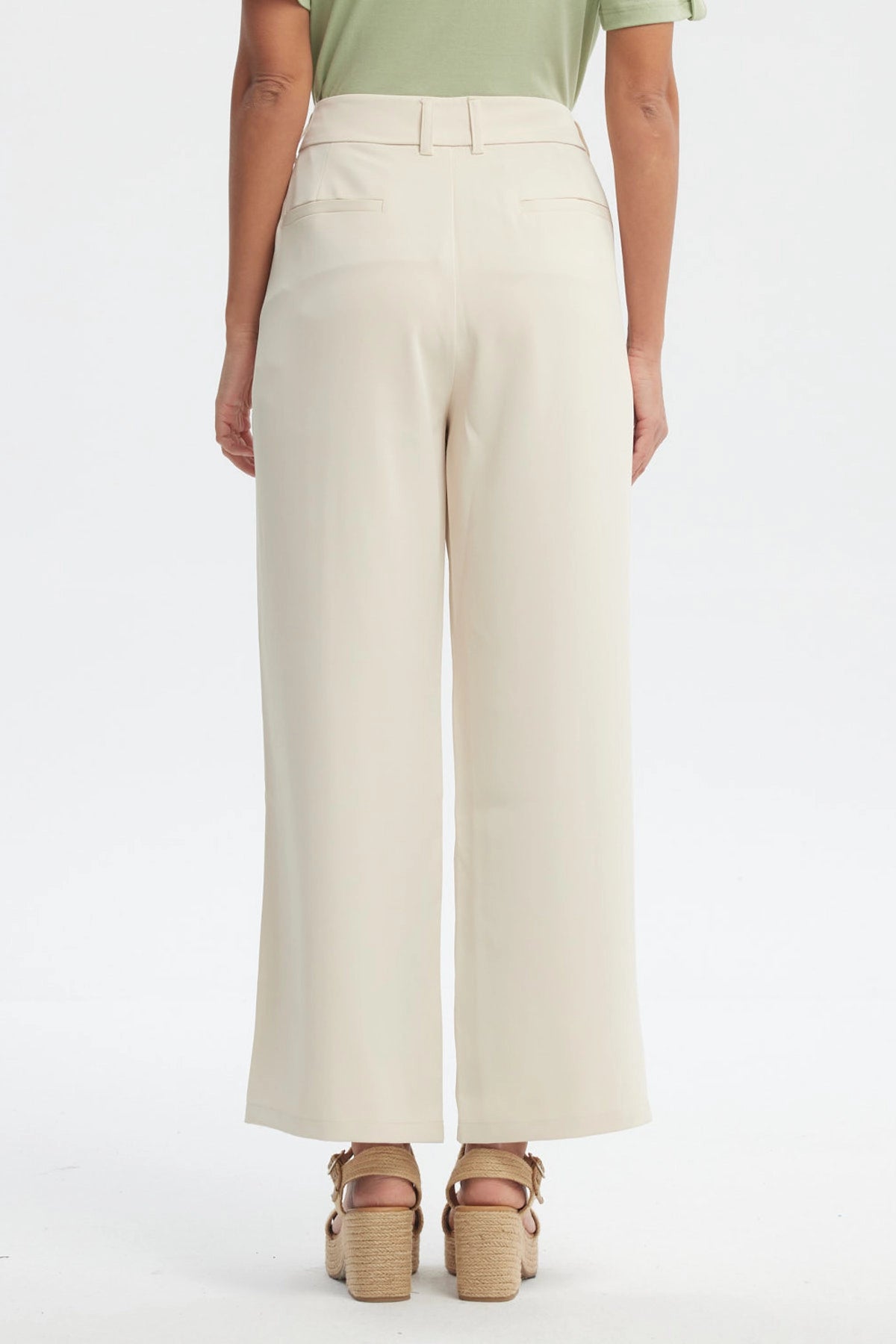 Pantalón recto beige claro para mujer con cintura elástica y detalles de botones en el frente diseño liso elegante