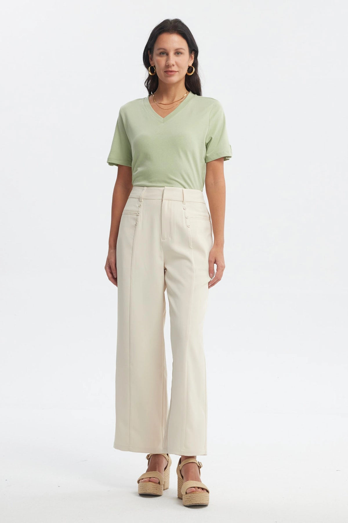 Pantalón recto beige claro para mujer con cintura elástica y detalles de botones en el frente diseño liso elegante