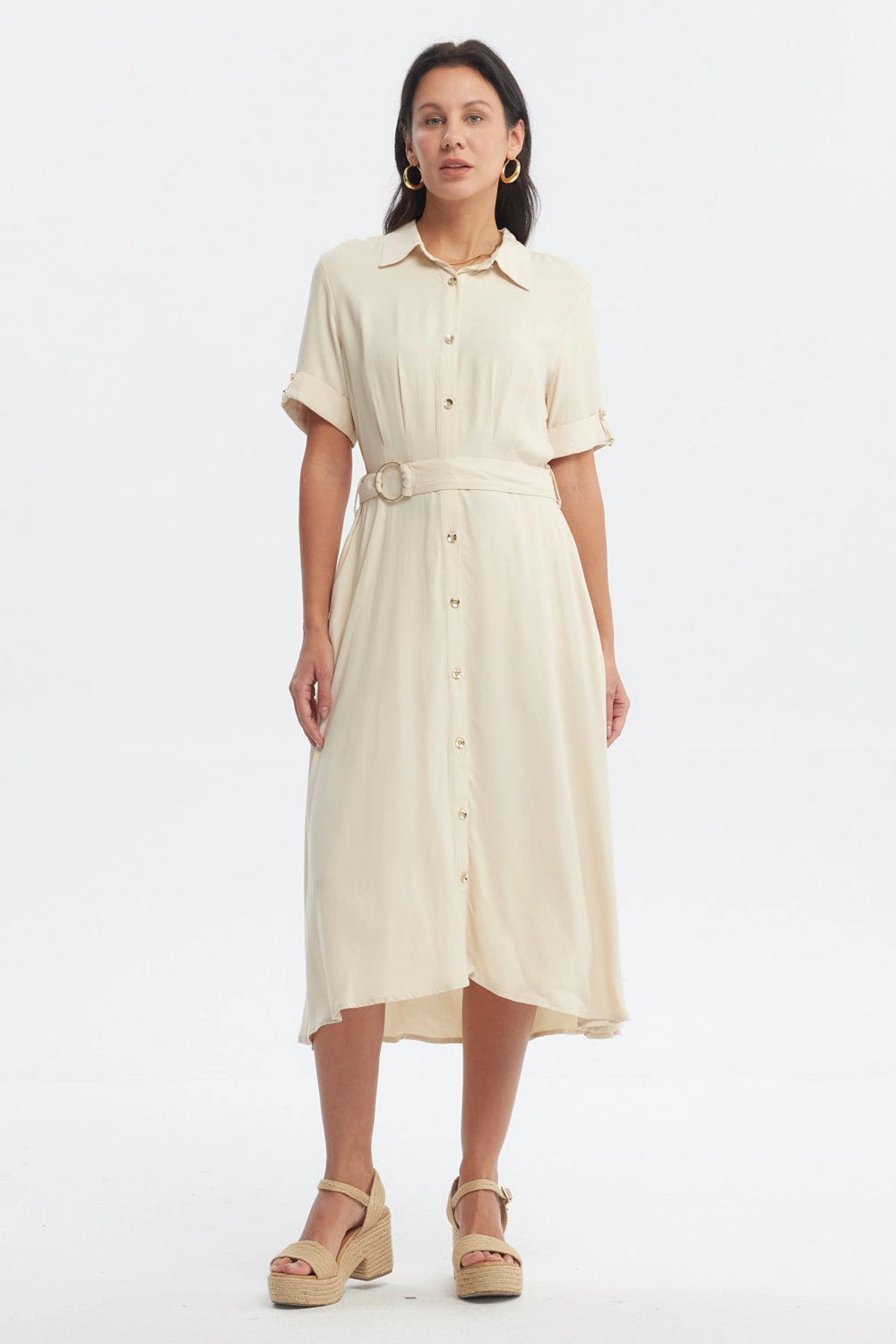 Vestido beige claro de mujer con botones y cinturón al frente sin estampa diseño liso estilo casual elegante