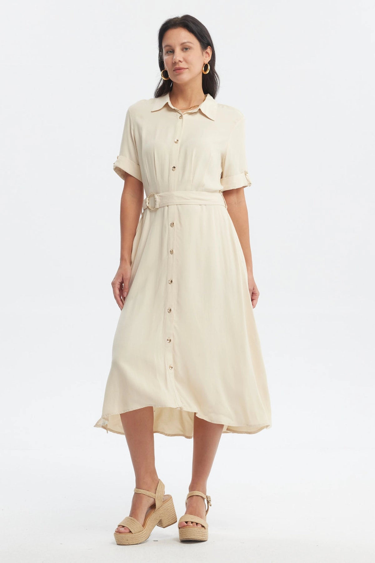 Vestido beige claro de mujer con botones y cinturón al frente sin estampa diseño liso estilo casual elegante