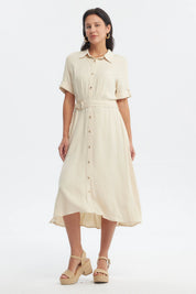 Vestido beige claro de mujer con botones y cinturón al frente sin estampa diseño liso estilo casual elegante