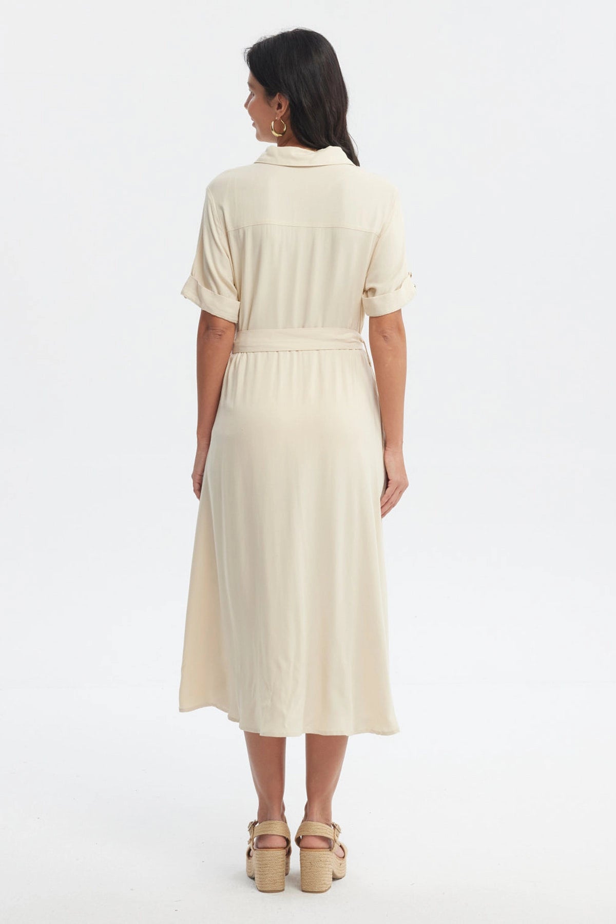 Vestido beige claro de mujer con botones y cinturón al frente sin estampa diseño liso estilo casual elegante