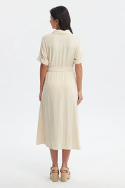 Vestido beige claro de mujer con botones y cinturón al frente sin estampa diseño liso estilo casual elegante