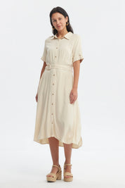 Vestido beige claro de mujer con botones y cinturón al frente sin estampa diseño liso estilo casual elegante