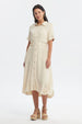 Vestido beige claro de mujer con botones y cinturón al frente sin estampa diseño liso estilo casual elegante