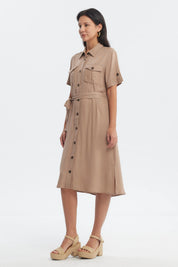 Vestido camisero café claro con cinturón ajustable y botones dorados a lo largo en estilo casual sin estampa lisa