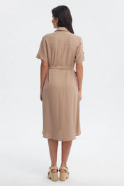Vestido camisero café claro con cinturón ajustable y botones dorados a lo largo en estilo casual sin estampa lisa