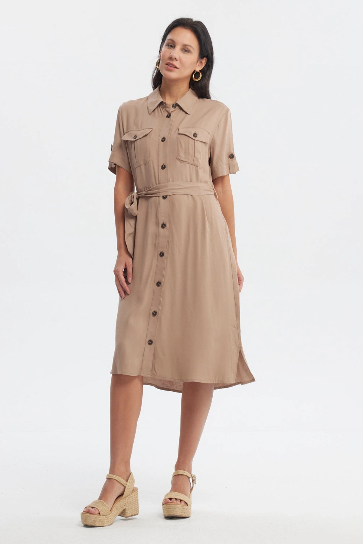 Vestido camisero café claro con cinturón ajustable y botones dorados a lo largo en estilo casual sin estampa lisa