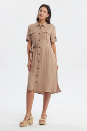 Vestido camisero café claro con cinturón ajustable y botones dorados a lo largo en estilo casual sin estampa lisa