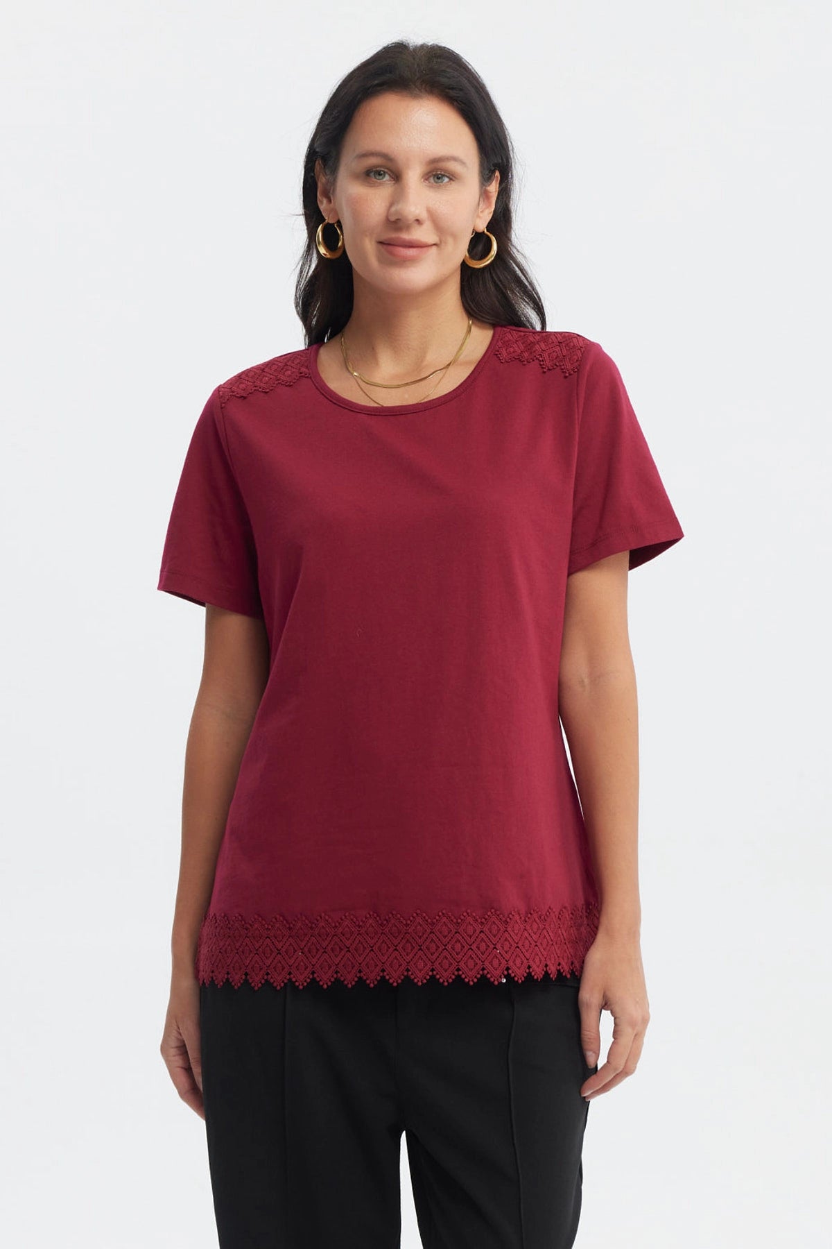 Polera roja para mujer con detalle de encaje en cuello y borde inferior diseño liso ideal para uso diario