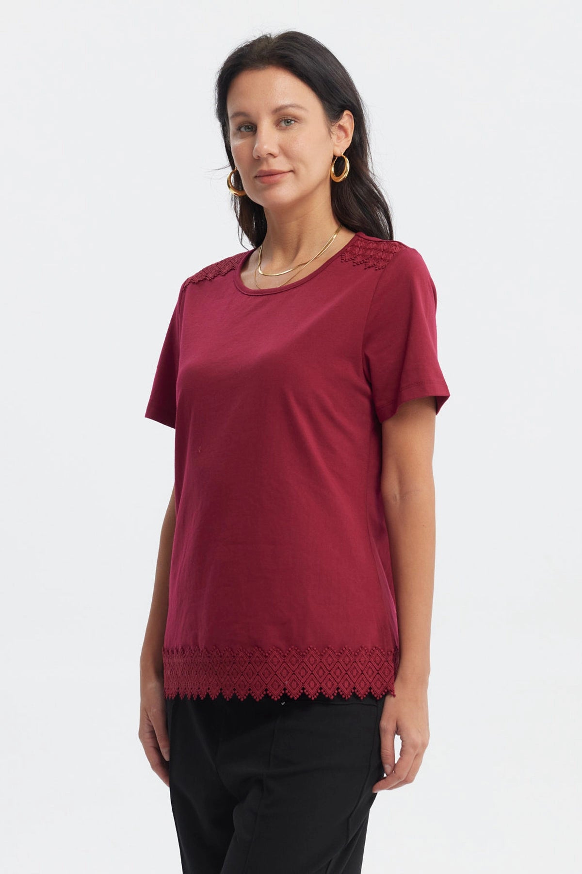 Polera roja para mujer con detalle de encaje en cuello y borde inferior diseño liso ideal para uso diario
