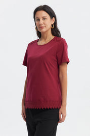 Polera roja para mujer con detalle de encaje en cuello y borde inferior diseño liso ideal para uso diario