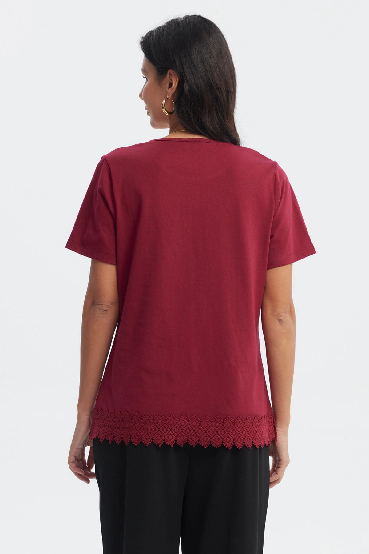 Polera roja para mujer con detalle de encaje en cuello y borde inferior diseño liso ideal para uso diario