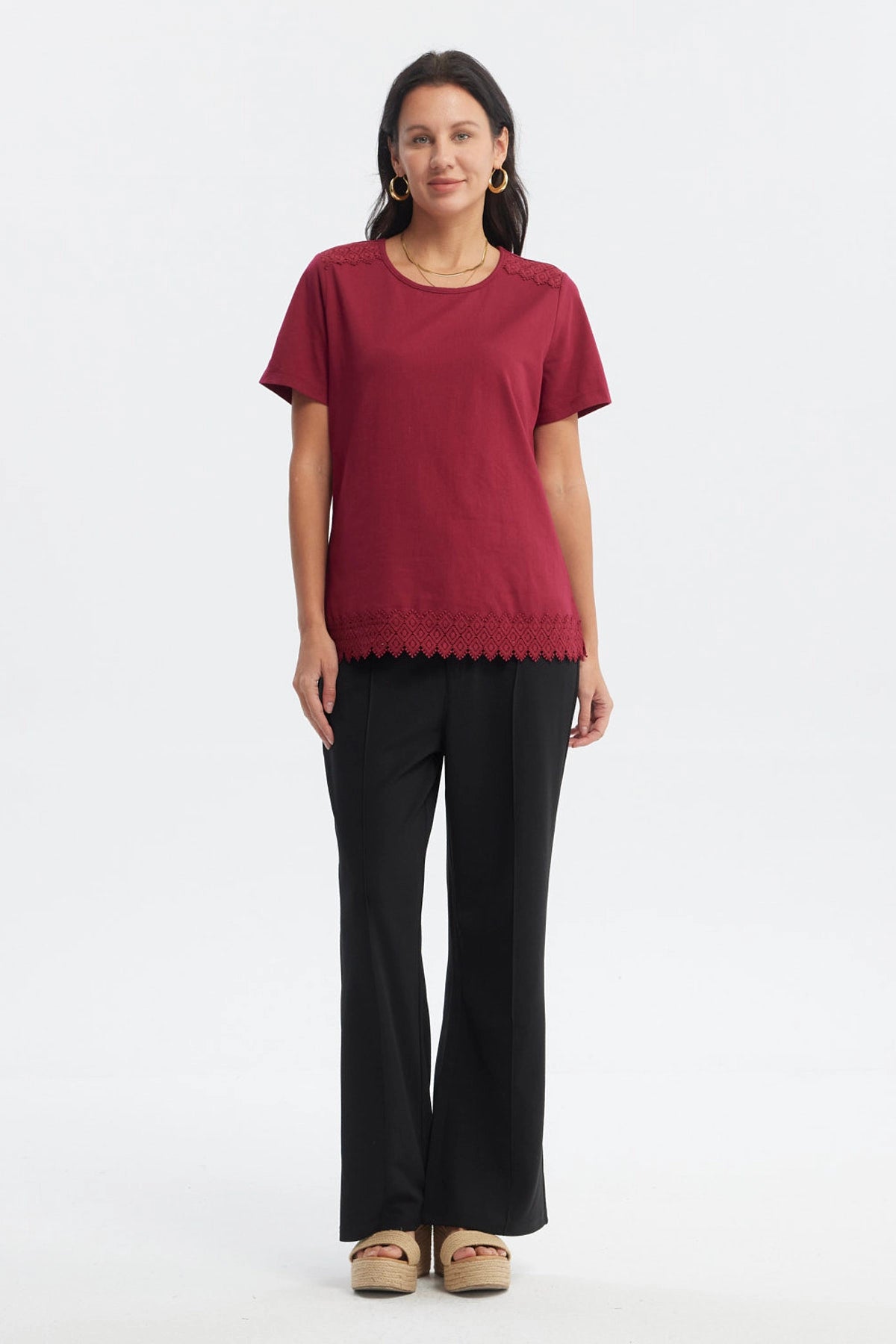 Polera roja para mujer con detalle de encaje en cuello y borde inferior diseño liso ideal para uso diario