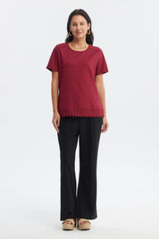 Polera roja para mujer con detalle de encaje en cuello y borde inferior diseño liso ideal para uso diario