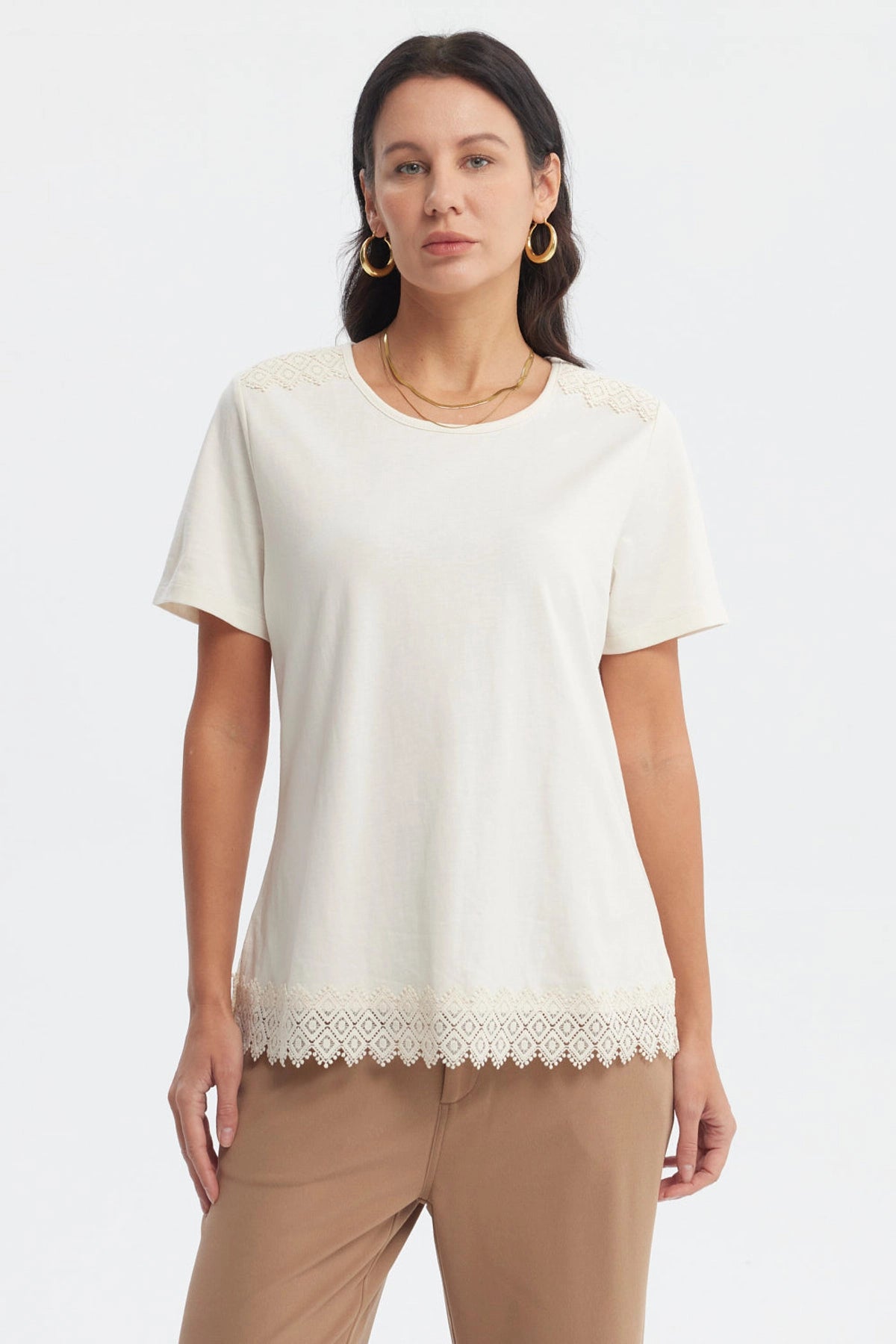 Polera crema mujer con detalle encaje en cuello y borde inferior diseño liso ideal para un look casual y elegante