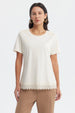Polera crema mujer con detalle encaje en cuello y borde inferior diseño liso ideal para un look casual y elegante