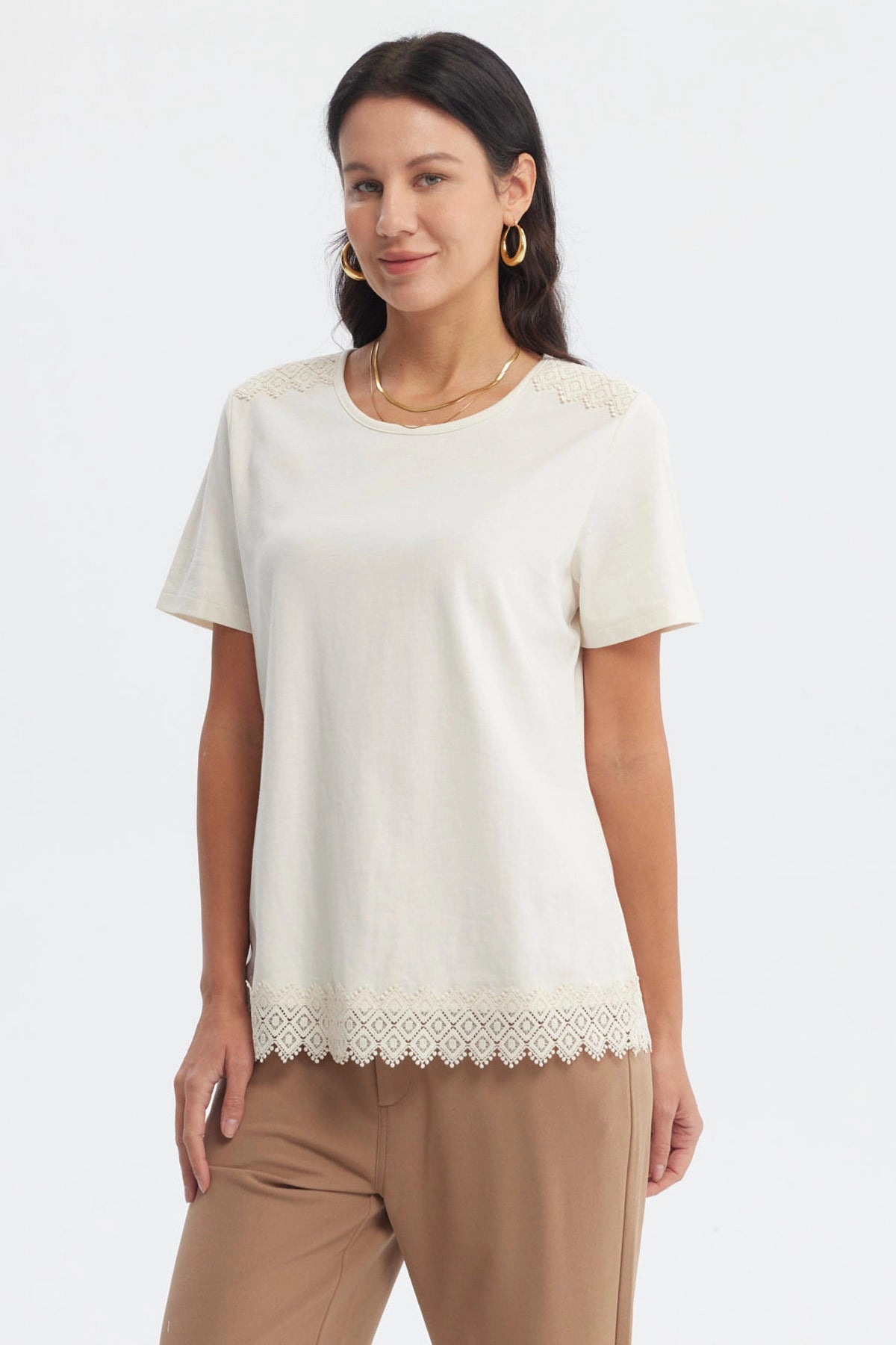 Polera crema mujer con detalle encaje en cuello y borde inferior diseño liso ideal para un look casual y elegante