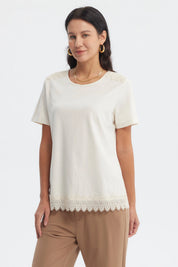 Polera crema mujer con detalle encaje en cuello y borde inferior diseño liso ideal para un look casual y elegante