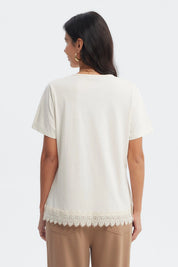 Polera crema mujer con detalle encaje en cuello y borde inferior diseño liso ideal para un look casual y elegante