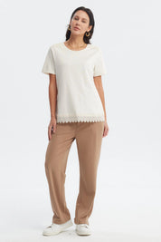 Polera crema mujer con detalle encaje en cuello y borde inferior diseño liso ideal para un look casual y elegante