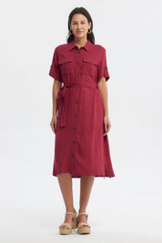 Vestido camisero rojo con cinturón y botones frontales ideal para un look casual sin estampa visible
