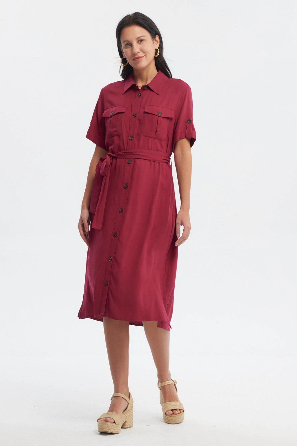 Vestido camisero rojo con cinturón y botones frontales ideal para un look casual sin estampa visible