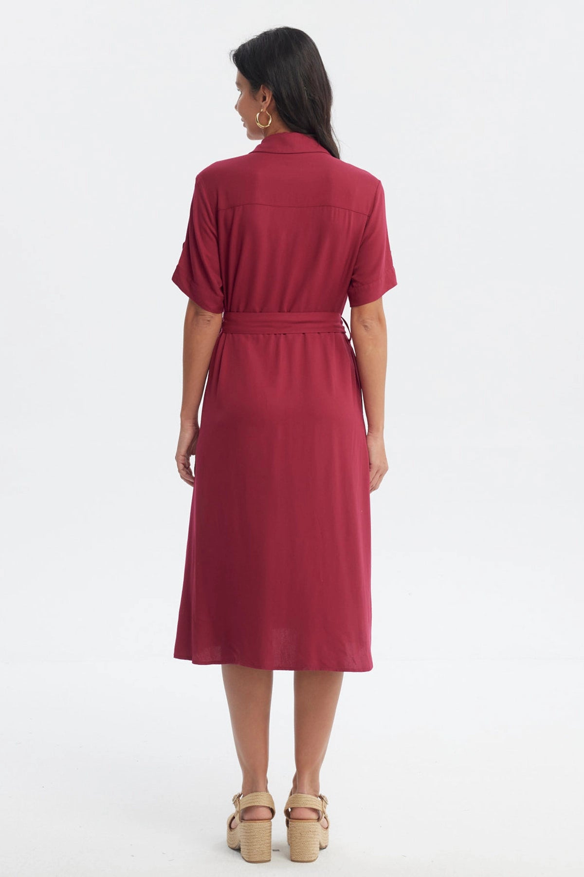 Vestido camisero rojo con cinturón y botones frontales ideal para un look casual sin estampa visible