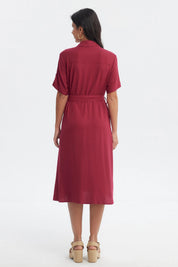Vestido camisero rojo con cinturón y botones frontales ideal para un look casual sin estampa visible