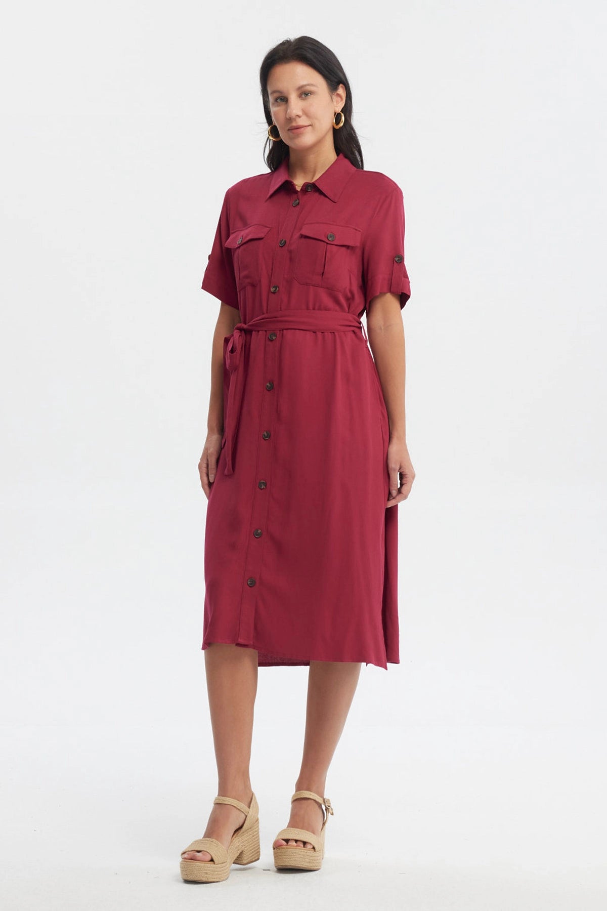Vestido camisero rojo con cinturón y botones frontales ideal para un look casual sin estampa visible