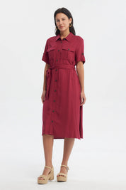 Vestido camisero rojo con cinturón y botones frontales ideal para un look casual sin estampa visible