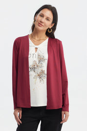 Polera mujer slim rojo con diseño floral en el pecho estilo casual ideal para combinar con chaquetas abiertas