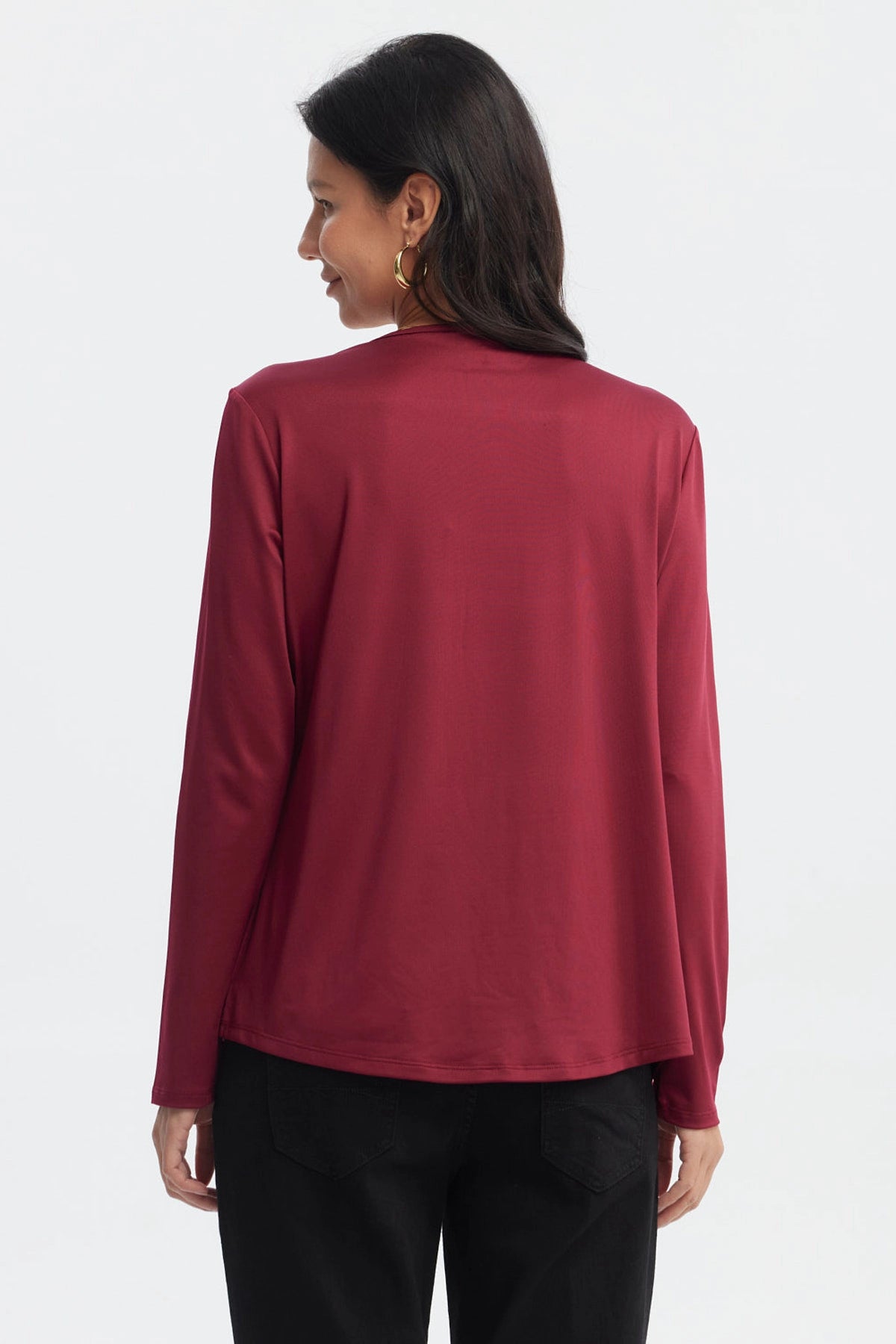 Polera mujer slim rojo con diseño floral en el pecho estilo casual ideal para combinar con chaquetas abiertas