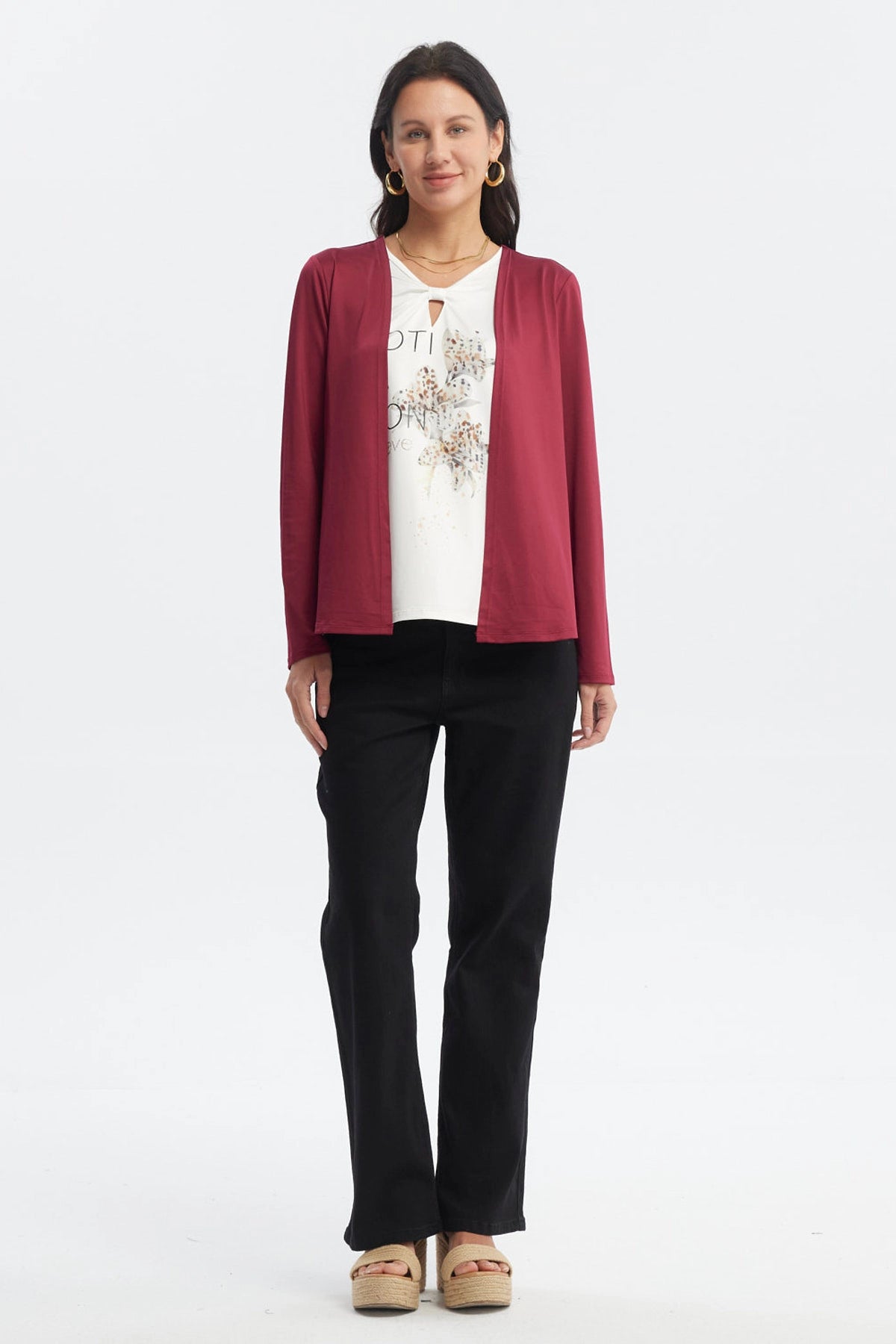 Polera mujer slim rojo con diseño floral en el pecho estilo casual ideal para combinar con chaquetas abiertas