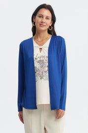 Polera slim azul mujer con diseño floral en el frente estilo casual sin estampas adicionales visible lisa