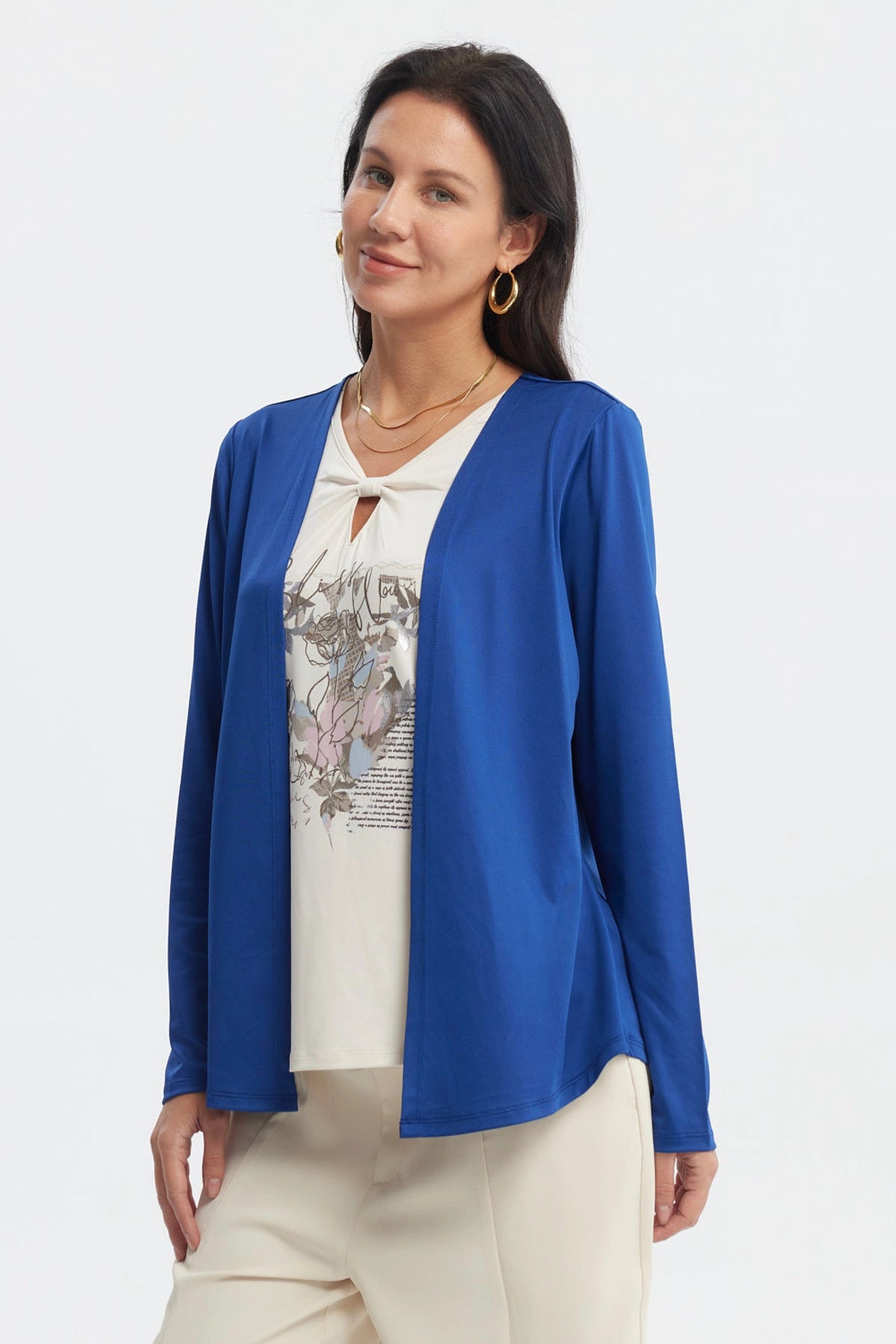 Polera slim azul mujer con diseño floral en el frente estilo casual sin estampas adicionales visible lisa