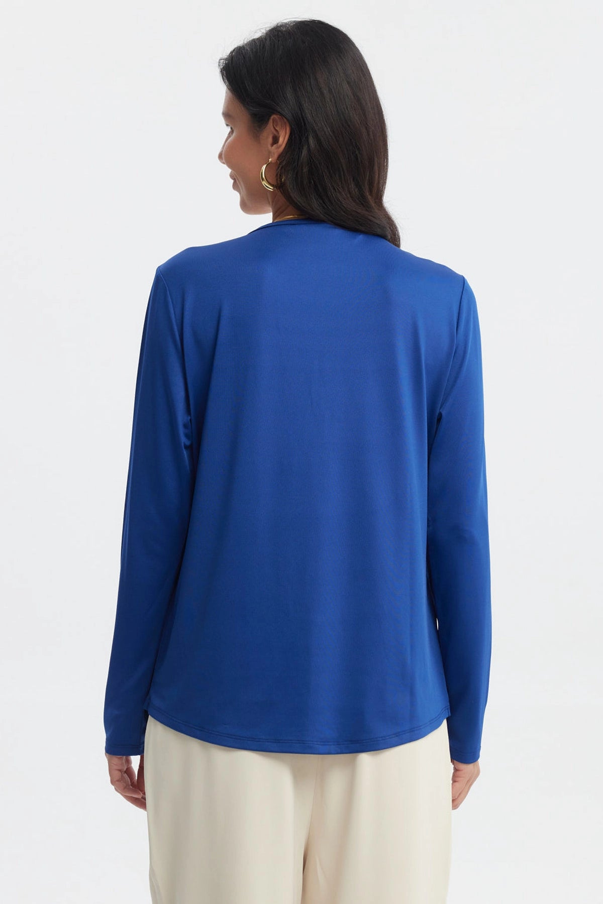 Polera slim azul mujer con diseño floral en el frente estilo casual sin estampas adicionales visible lisa