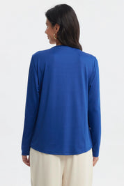 Polera slim azul mujer con diseño floral en el frente estilo casual sin estampas adicionales visible lisa