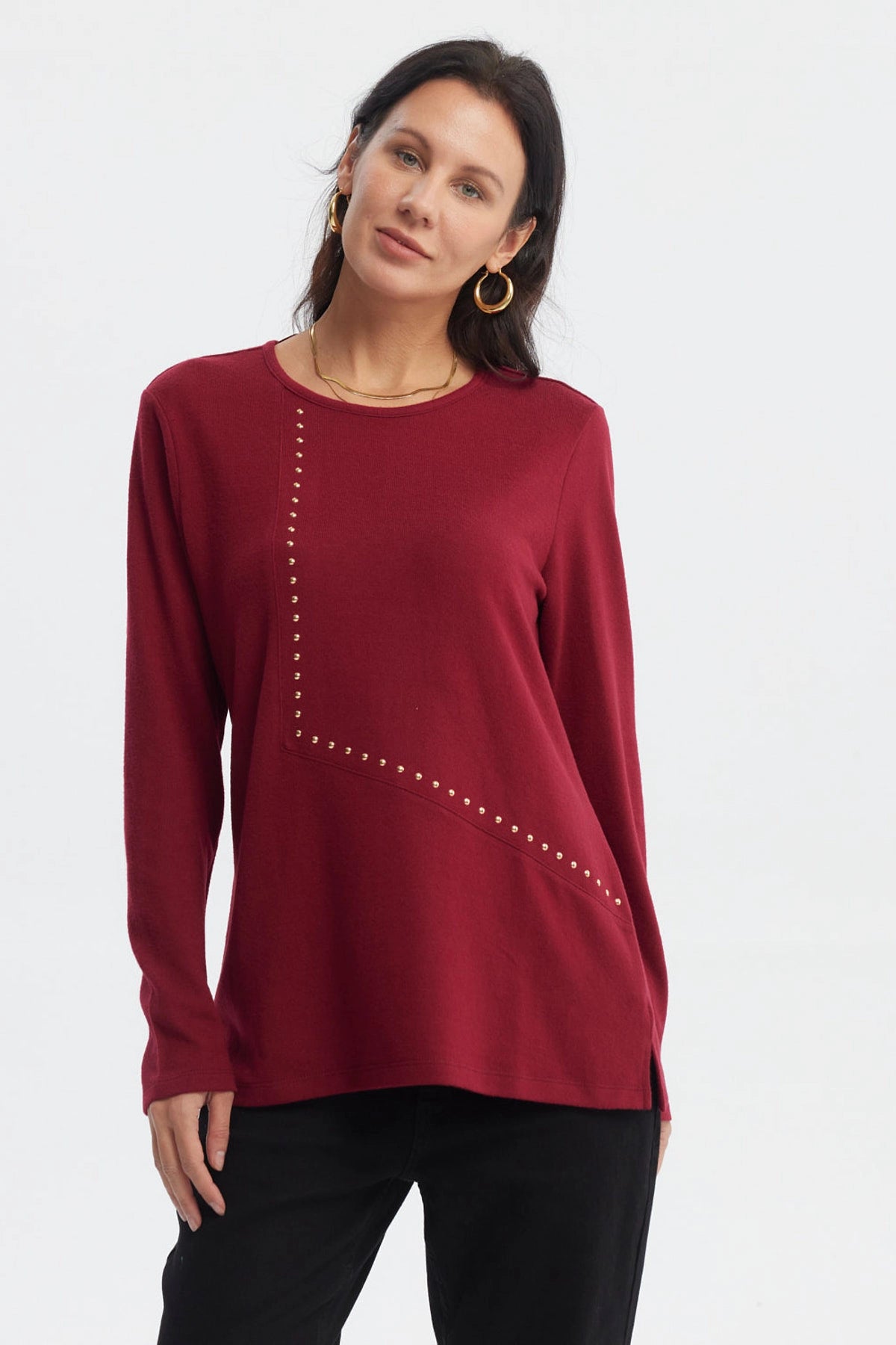 Polera mujer slim rojo con detalles de tachuelas doradas en el frente estilo minimalista prenda lisa elegante