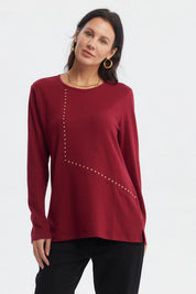 Polera mujer slim rojo con detalles de tachuelas doradas en el frente estilo minimalista prenda lisa elegante