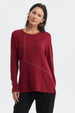 Polera mujer slim rojo con detalles de tachuelas doradas en el frente estilo minimalista prenda lisa elegante