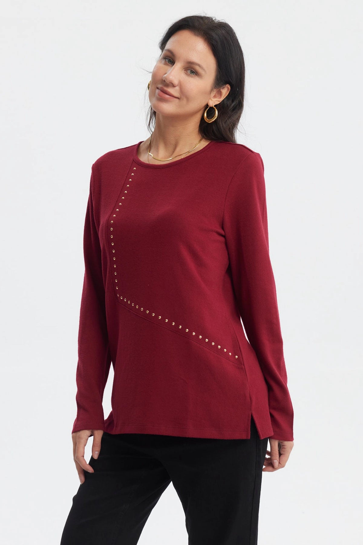 Polera mujer slim rojo con detalles de tachuelas doradas en el frente estilo minimalista prenda lisa elegante