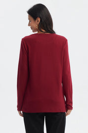 Polera mujer slim rojo con detalles de tachuelas doradas en el frente estilo minimalista prenda lisa elegante
