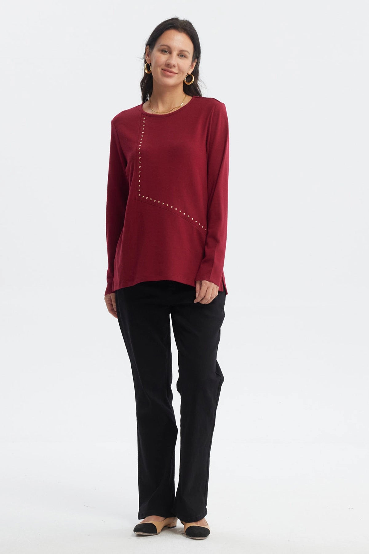 Polera mujer slim rojo con detalles de tachuelas doradas en el frente estilo minimalista prenda lisa elegante