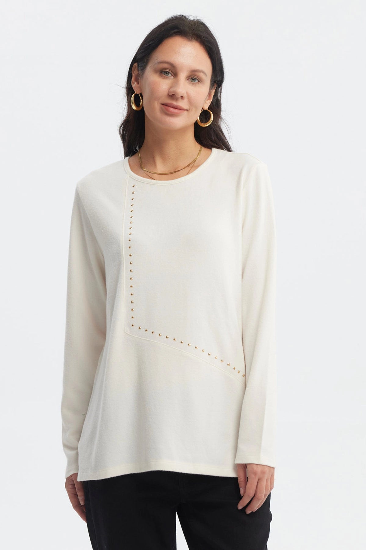 Polera slim crema para mujer con detalles de tachuelas doradas en el frente prenda lisa y elegante