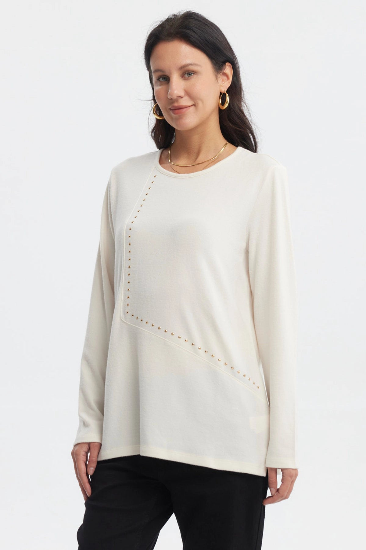 Polera slim crema para mujer con detalles de tachuelas doradas en el frente prenda lisa y elegante