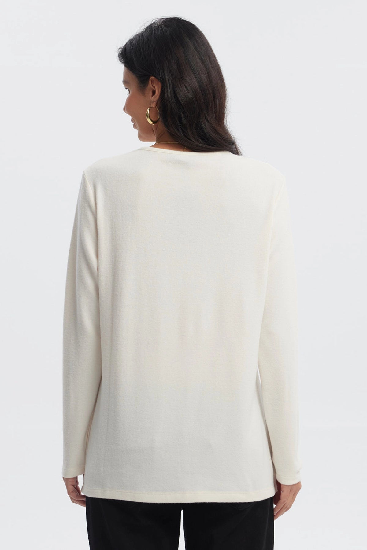 Polera slim crema para mujer con detalles de tachuelas doradas en el frente prenda lisa y elegante